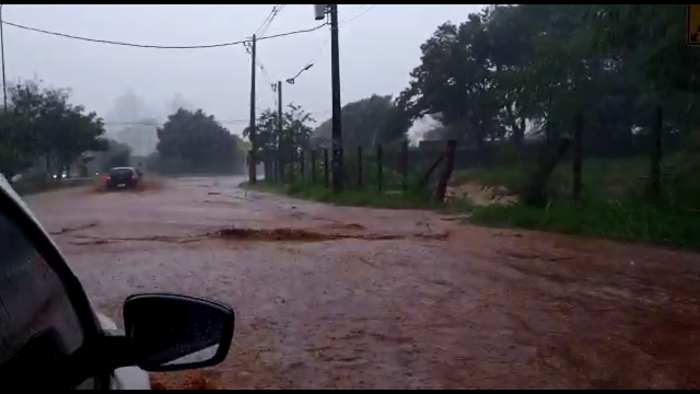 Temporal alaga ruas e avenidas e enxurrada deixa motoristas em alerta  
