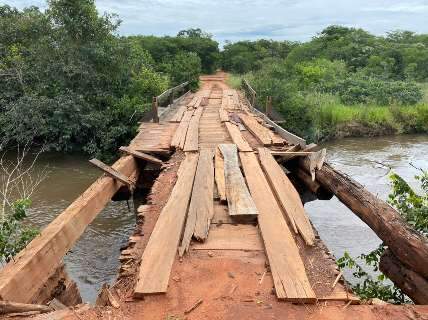 Moradores reclamam de ponte "caindo aos pedaços" em estrada que escoa produção