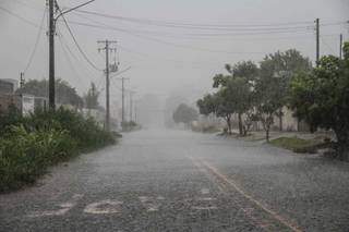 Chuva forte na região do Jardim Seminário, em Campo Grande (Foto: Marcos Maluf)