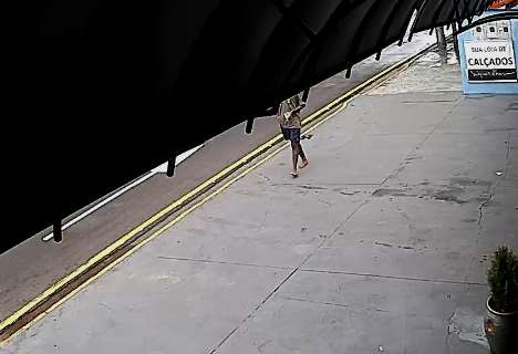 C&acirc;mera flagrou morador de rua &quot;cambaleando&quot; antes de morrer atropelado  