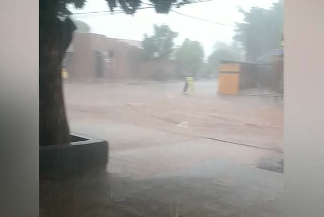 Do Centro &agrave; Vila Popular, 5 minutos de chuva exp&otilde;em problemas de drenagem