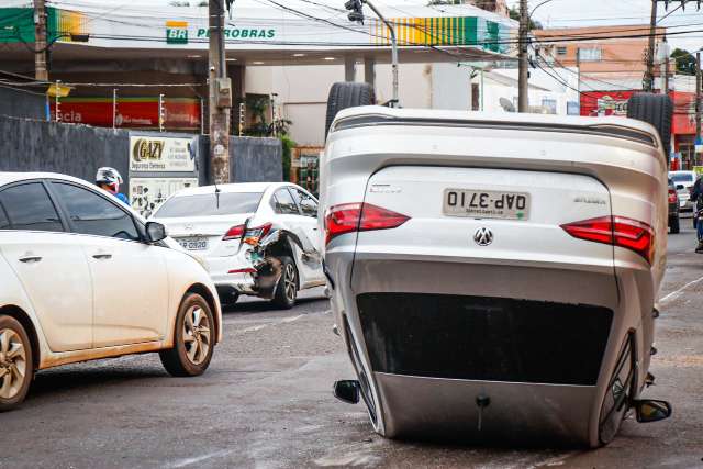 Depois de bater em HB20, Virtus capota e deixa tr&acirc;nsito lento na Rui Barbosa 