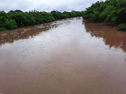 Chuva não para e cheia do Rio Miranda é ameaça constante em distrito 