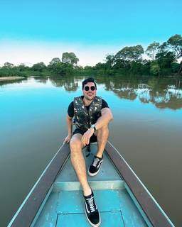 Lucas Estavem durante passeio de barco no Pantanal (Foto: Arquivo Pessoal)