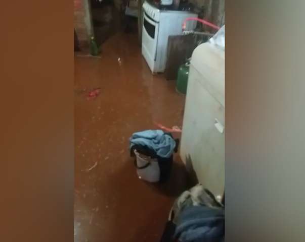 M&atilde;e de tr&ecirc;s crian&ccedil;as, Daiana v&ecirc; casa encher d&rsquo;&aacute;gua pela 2&ordf; vez em um m&ecirc;s