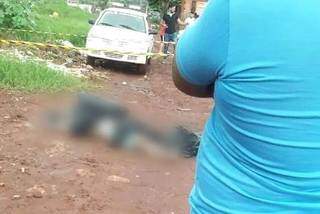 M&atilde;e reconhece corpo de filho encontrado morto enrolado em lona preta 