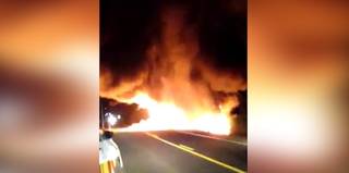 Veículo ficou completamente tomado pelas chamas. (Foto: Alvorada Informa)