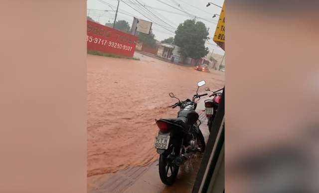 &ldquo;Nunca &eacute; de leve&rdquo;, resume morador ap&oacute;s rua voltar a alagar no Caiob&aacute;