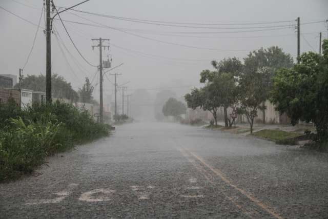 Tarde come&ccedil;a com temporal e Inmet estende alerta de chuvas intensas por mais 24h