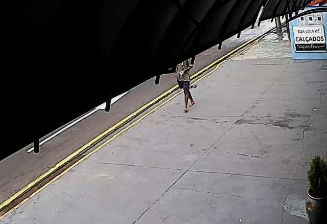 C&acirc;mera flagrou morador de rua &quot;cambaleando&quot; antes de morrer atropelado  