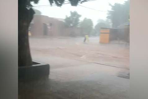 Do Centro à Vila Popular, 5 minutos de chuva expõem problemas de drenagem