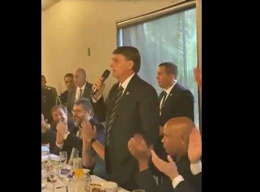 Bolsonaro diz que leite condensado &eacute; para &quot;enfiar no rabo&quot; da imprensa