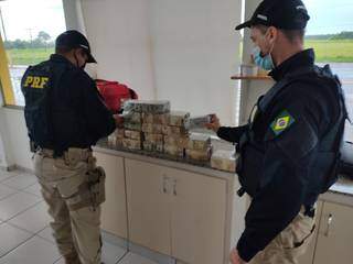 Policiais rodoviários federais quando começaram a contagem do dinheiro (Foto: PRF/Divulgação)