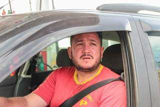 De dentro do carro, Willian Ferreira não esconde a insatisfação com o aumento do combustível. (Foto: Marcos Maluf)
