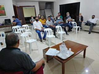 Estevão durante a sua fala na reunião com os dirigentes do Operário. (Foto: Paulo Francis) 