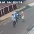 Pai e filha são atacados "do nada" enquanto andavam de bicicleta