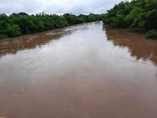 Leito do Rio Miranda muito acima do nível normal. (Foto: Direto das Ruas) 