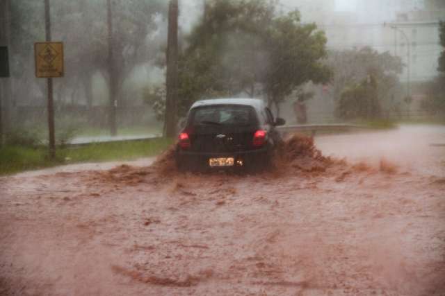 Chuva torrencial de 52 mm provocou alagamentos e fez c&oacute;rrego transbordar