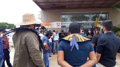 Por abandono na saúde, indígenas protestam e exigem reunião com secretário