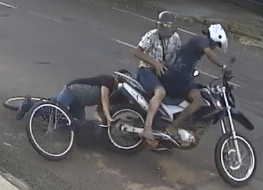 Imagem mostra ataque de bandidos a mulher durante roubo em plena luz do dia