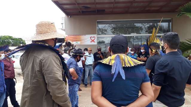 Por abandono na sa&uacute;de, ind&iacute;genas protestam e exigem reuni&atilde;o com secret&aacute;rio
