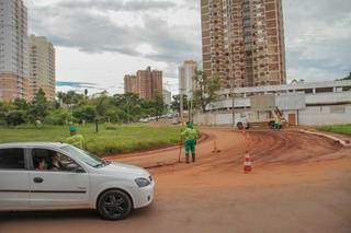 Faixa de rotatória das avenidas Rachid Neder e Ernesto Geisel está interditada para a limpeza ser feita no trecho. (Foto: Marcos Maluf)