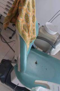 Dentista que atendia pacientes em cadeira furada tem consult&oacute;rio interditado
