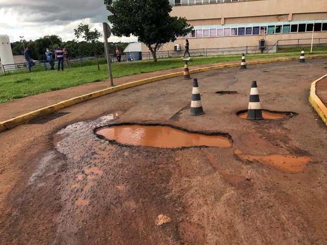 Crateras abertas na entrada do Hospital Regional incomodam visitantes