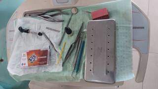 Dentista que atendia pacientes em cadeira furada tem consult&oacute;rio interditado