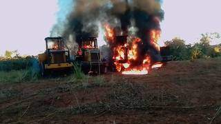 Máquinas queimadas em ataque terrorista, no ano passado (Foto: La Nación/Arquivo)