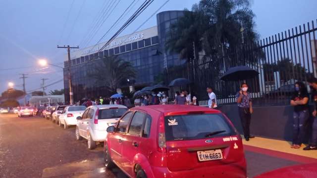 Sob chuva, fieis tentam impedir indica&ccedil;&atilde;o de substituto para &quot;pastor do tapinha&quot;