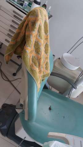Dentista que atendia pacientes em cadeira furada tem consult&oacute;rio interditado