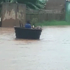 "Só de boa na lagoa", "pescador" navega em caixa d'água durante chuva na Capital