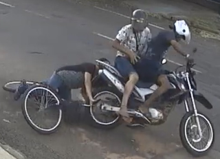Imagem mostra ataque de bandidos a mulher durante roubo em plena luz do dia