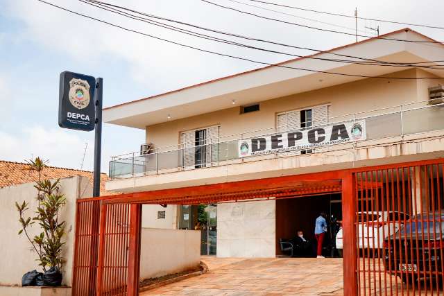 Ap&oacute;s agarrar crian&ccedil;a, vizinho pede perd&atilde;o &agrave;  m&atilde;e de v&iacute;tima e foge 