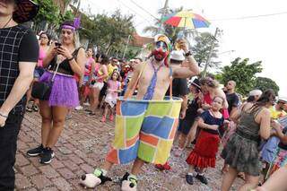 Vestido de palhaço, folião se diverte no Cordão da Valu, em Campo Grande, quando ainda não havia pandemia (Foto: Kísie Ainoã/Arquivo) 