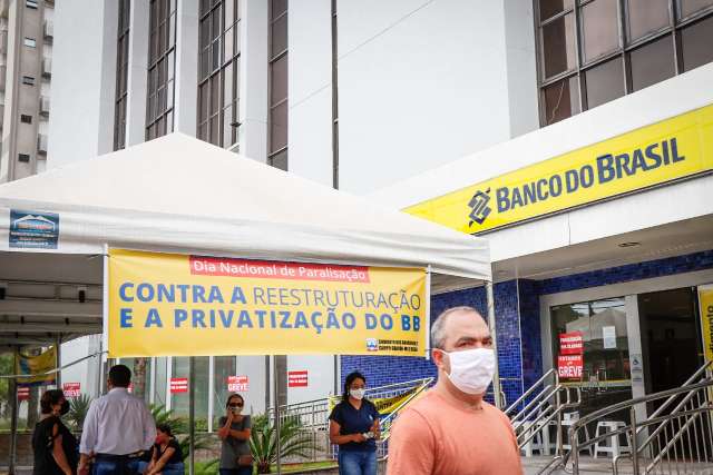 Banc&aacute;rios do BB protestam em sil&ecirc;ncio contra demiss&atilde;o de 5 mil