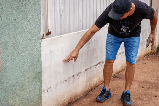 Em rua que vira rio em dias de chuva, construtor &quot;coleciona&quot; casas paradas