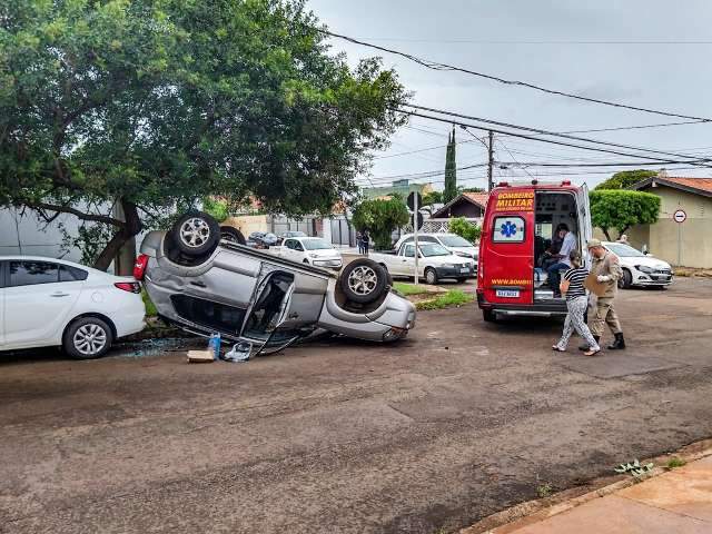  Motorista capota ve&iacute;culo depois de bater em carro que invadiu preferencial