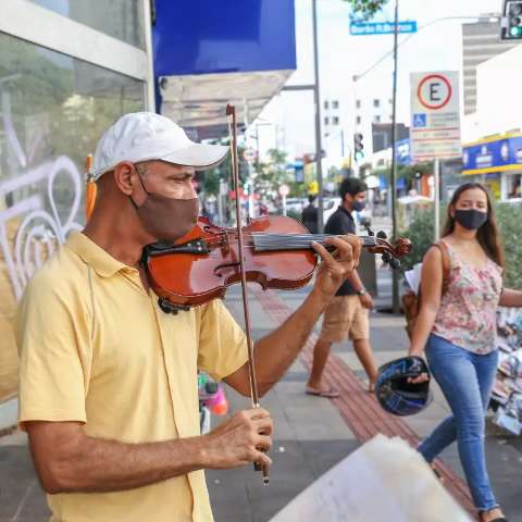 Tocando violino no Centro, Marcos sonha virar “músico de verdade”
