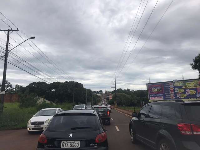 Candidatos abandonam carros em avenida para garantir presen&ccedil;a em vestibular