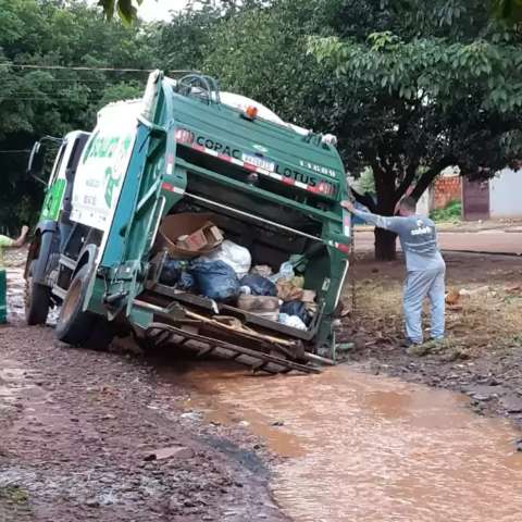 Resultado da chuva, caminh&atilde;o de lixo atola no Jardim Carioca