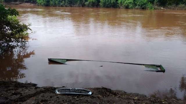 Ao errar caminho, motorista cai com camionete dentro do Rio Aquidauana