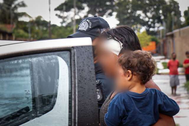 Ex acorda mulher que dormia com filho de 1 ano a golpes de fac&atilde;o