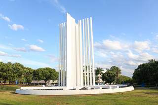 Monumento da UFMS localizado no câmpus de Campo Grande (Foto: Arquivo)
