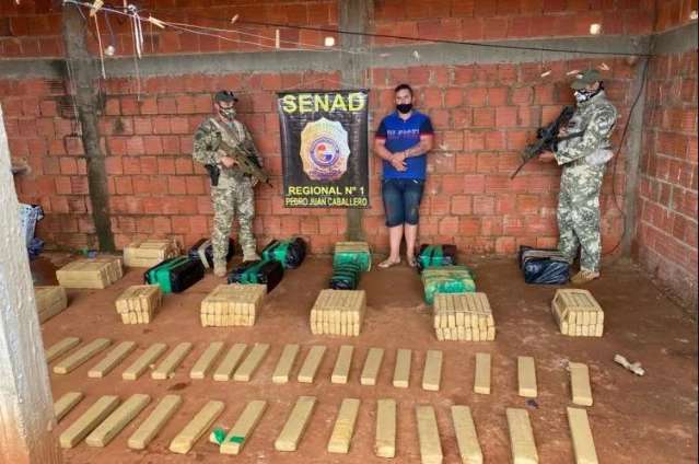 Pol&iacute;cia estoura casa na fronteira e encontra maconha enterrada em quintal