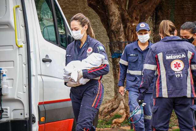 M&atilde;e levanta para amamentar e encontra rec&eacute;m-nascido morto