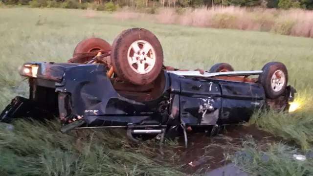 Motorista desvia de buraco, perde controle e capota camionete 