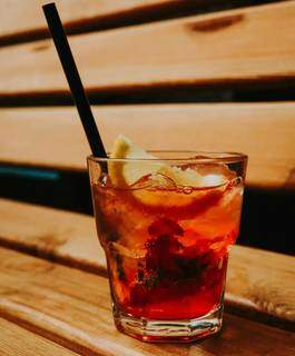 Old Fashioned, um drink clássico desta vez preparado com rum ao invés de uísque (Foto: Kayra Sercan/Unsplash)