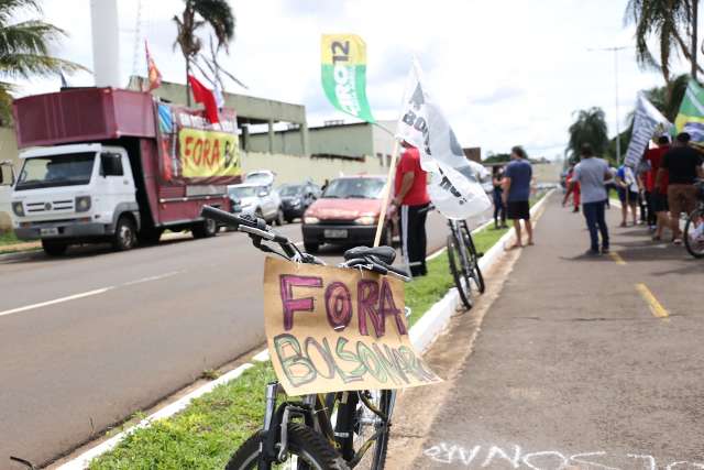 Motoristas e ciclistas se concentram por 2 km em protesto contra Bolsonaro